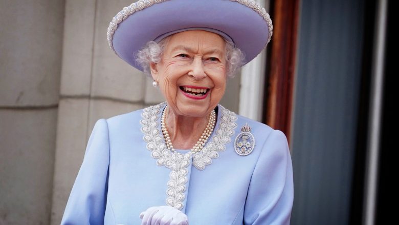 Emigrantët do të ndërtojnë statujën e Mbretëreshës Elizabeth II në qendër të Hasit