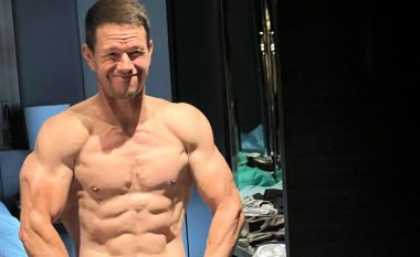 Wahlberg praktikon një shprehi të pazakontë dhe e bën akoma pa gdhirë