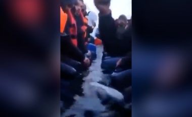 Gomonia me shqiptarët mbushet me ujë, bllokohen në kanalin Anglez