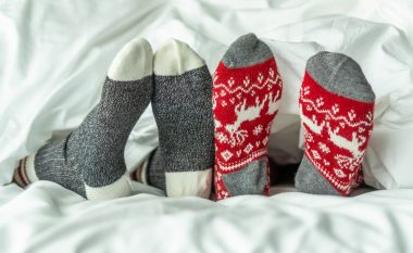 Si ndikon në trup gjumi me çorape gjatë periudhës së ftohtë?