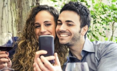 A janë të lumtur çiftet siç duken në Facebook apo pamja të gënjen?