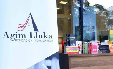 Fondacioni “Agim Lluka” i dhuroi 600 libra bibliotekës “Azem Shkreli”, në Pejë