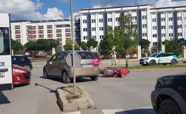 Aksident afër konvikteve në Prishtinë, motoçiklisti dërgohet me autoambulancë