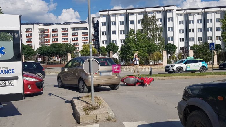 Aksident afër konvikteve në Prishtinë, motoçiklisti dërgohet me autoambulancë