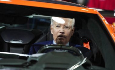 ‘Djali i makinave’ Biden promovon automjetet elektrike në një panair automjetesh në Detroit