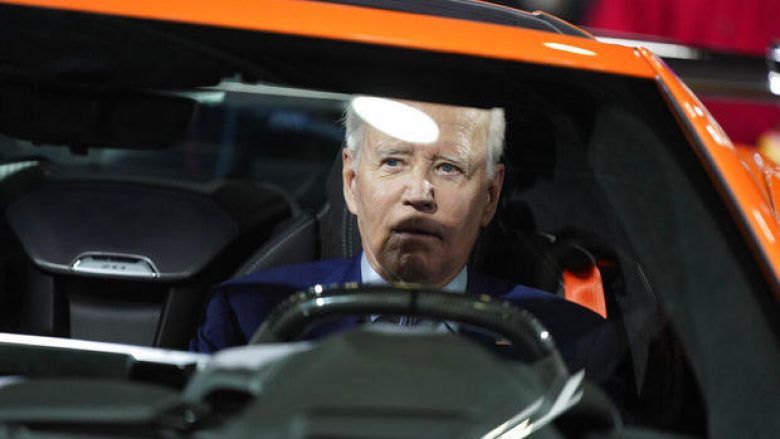‘Djali i makinave’ Biden promovon automjetet elektrike në një panair automjetesh në Detroit