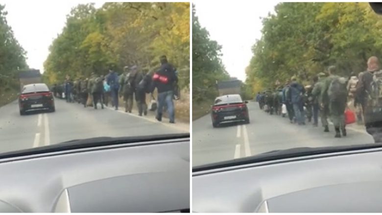 Pas mungesës së ilaçeve dhe këpucëve, rezervistëve rusë u prishën edhe autobusët – detyrohen ta vazhdojnë rrugëtimin në këmbë