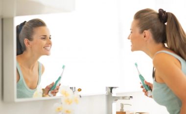 Dilemë e përhershme – a duhet shpëlarë pastën pas larjes së dhëmbëve?