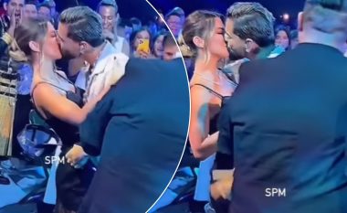 Derisa po performonte, Maluma ndalet në një moment dhe i dhuron një puthje të dashurës në Billboard Latin Music Awards 2022