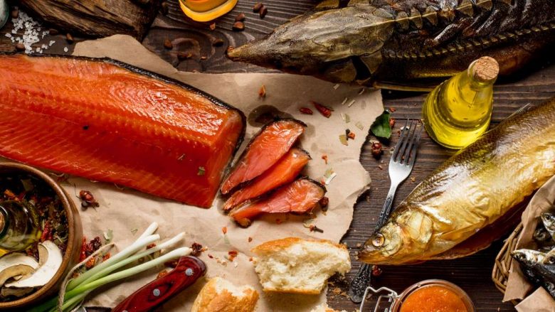 Disa persona këshillohen të shmangin ngrënien e peshkut të tymosur si shkak i rrezikut të helmimit nga ushqimi