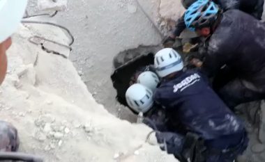 Të paktën nëntë të vdekur, momenti kur ekipet e shpëtimit nxorën të gjallë një vajzë 4-muajshe nga rrënojat e një ndërtese të shembur në Jordani