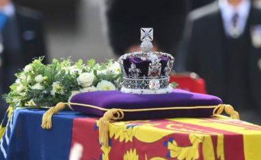 Kurora, flamuri dhe shufra – detaje të gjërave që janë në arkivolin e Mbretëreshës Elizabeth II