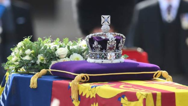 Kurora, flamuri dhe shufra – detaje të gjërave që janë në arkivolin e Mbretëreshës Elizabeth II