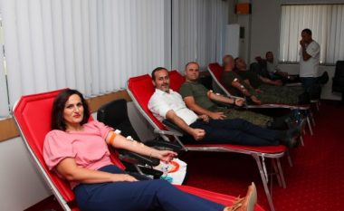 Rreth 1000 pjesëtarë të FSK-së dhe Ministrisë së Mbrojtjes dhuruan gjak