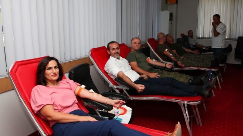 Rreth 1000 pjesëtarë të FSK-së dhe Ministrisë së Mbrojtjes dhuruan gjak