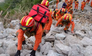 Gjendet pas 17 ditësh një burrë që kishte humbur në male pas një tërmeti në Kinë