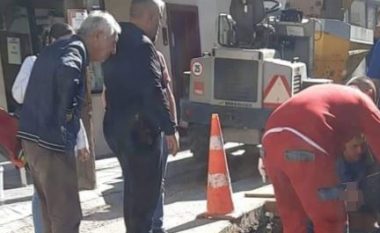 Çiklisti në Prizren bëhet për spital pasi bie në një kanal ku po punohej