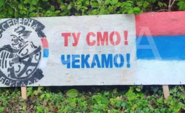 Afishet në serbisht në vendin ku u vra Enver Zymberi, nuk raportohet për të arrestuar