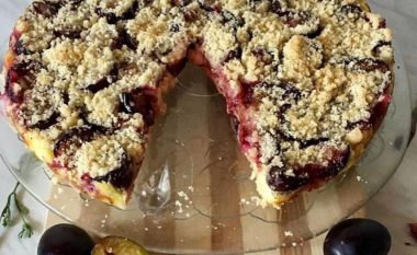 Tortë me kumbulla dhe arra – një ëmbëlsirë e vërtetë vjeshte
