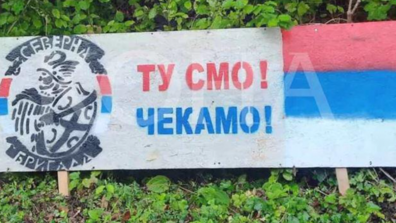 Afishe në serbisht në vendin ku u vra Enver Zymberi, Musliu: Grupi i kriminelëve po humbet kohë