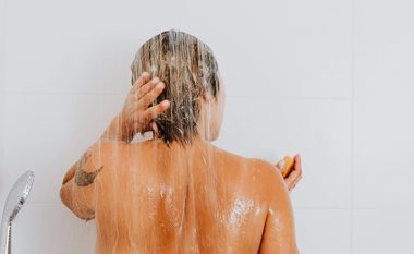 Çfarë duhet të bëni kur ndieni kruajtje pasi të keni bërë dush: Tri arsye përse shfaqet ndjeshmëria e lëkurës