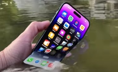 YouTuberi teston në ujë telefonin iPhone 14 Pro Max