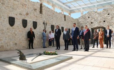 Konjufca vizitoi Lezhën, bën nderime te Memoriali i Skënderbeut