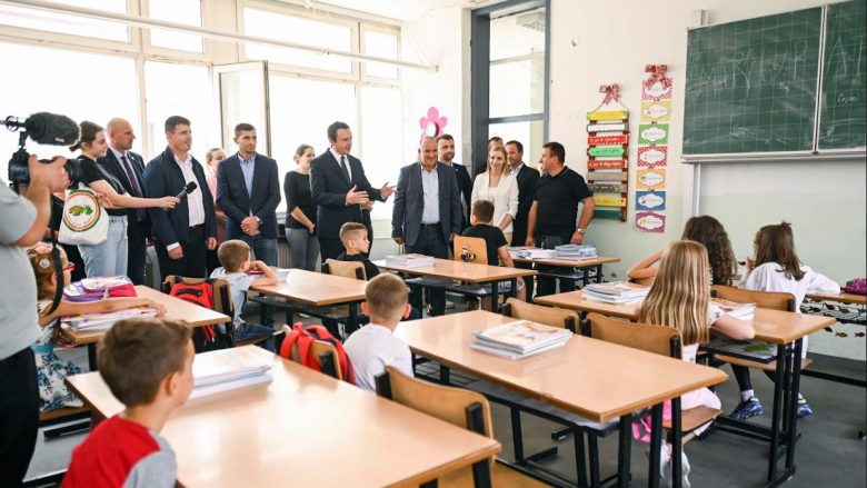 Kurti vizitoi shkollën “Enver Maloku” në Podujevë, shpërndau libra për nxënësit e klasës së parë