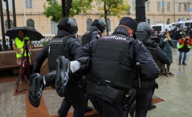 “Armë trullosëse” u përdorën në protestat e Shën Petërsburgut dhe adoleshentë u raportuan të arrestuar