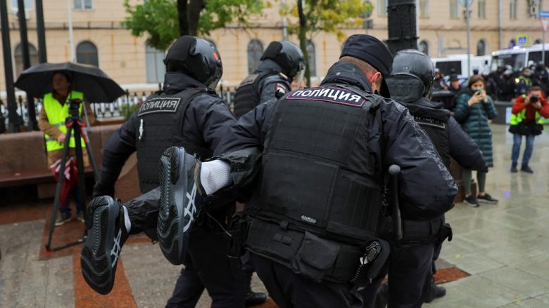 “Armë trullosëse” u përdorën në protestat e Shën Petërsburgut dhe adoleshentë u raportuan të arrestuar