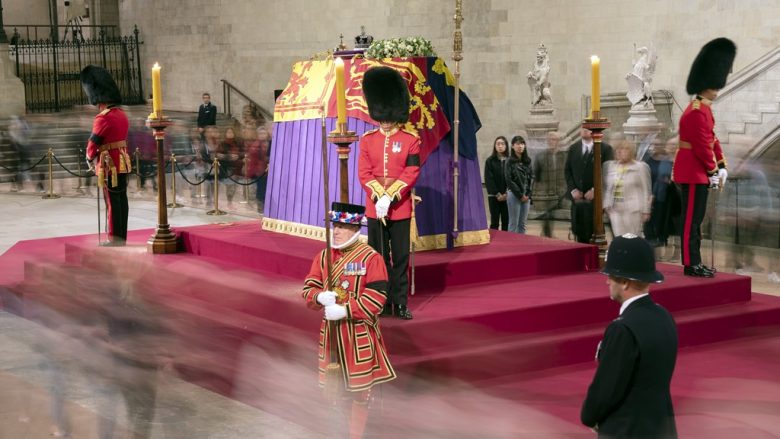 Diplomatëve kinezë iu ndalua të bënin nderime për Mbretëreshën Elizabeth II