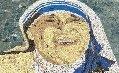 Shkup, artisti nga Gjakova me drithëra realizon portretin e Nënës Tereza