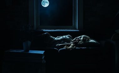 Përfitimet e fjetjes në errësirë ​​të plotë