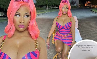 Nicki Minaj pozon si një “barbie” e ulur në një karrige në mes të rrugës