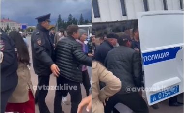 Protesta kundër mobilizimit në Rusi, policia ndërhyn brutalisht ndaj grave
