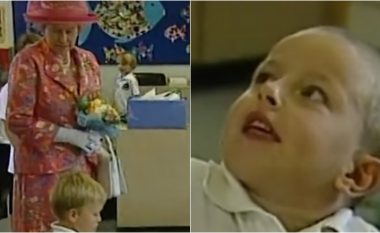 ‘Gjyshja e kujt është ajo?’: Momenti interesant gjatë një vizite të Mbretëreshës në një shkollë fillore australiane në vitin 2000