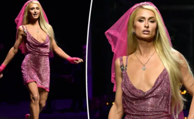 Paris Hilton merr vëmendje në sfilatën e Versace me fustan vezullues rozë