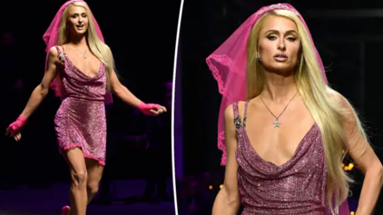 Paris Hilton merr vëmendje në sfilatën e Versace me fustan vezullues rozë