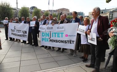 Pensionistët i presin me pankarta deputetët, kërkojnë ndryshimin e Ligjit për Skemat Pensionale