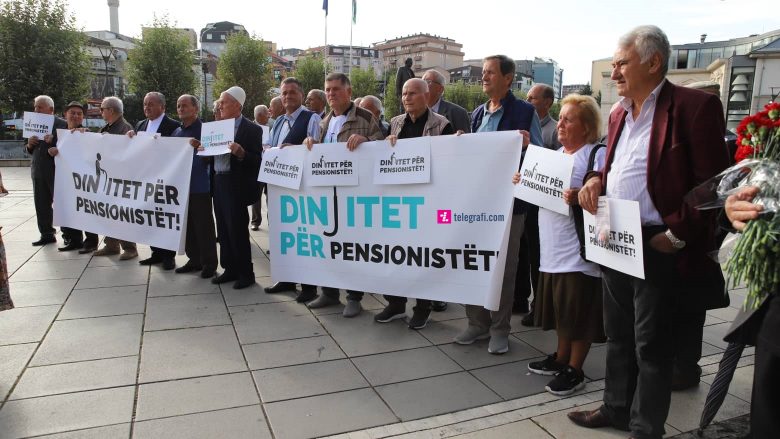 Pensionistët i presin me pankarta deputetët, kërkojnë ndryshimin e Ligjit për Skemat Pensionale
