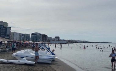 Moti i favorshëm, mbushen plazhet në Shqipëri edhe gjatë shtatorit