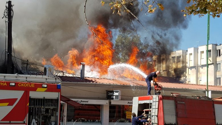 Digjen disa kasolla në qendër të Shkupit