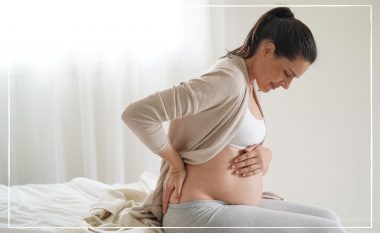 Dhimbjet e brinjëve në shtatzëni: Çdo gjë zgjerohet, ndërsa bebja shqelmon – ja si t’i lehtësoni mundimet tuaja
