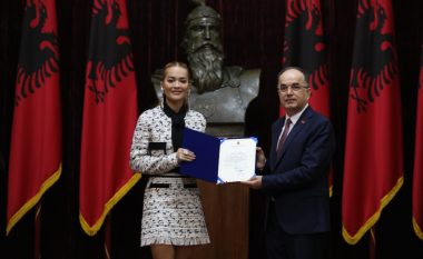Artistja Rita Ora dekorohet nga Presidenti i Shqipërisë me titullin “Naim Frashëri”