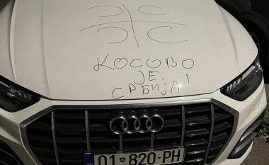 Përlaskaj: Në qytetin bregdetar kroat, në veturën me targa RKS një serb shkruan grafitin “Kosova është Serbi”