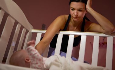 Bebja fle ditën, rri zgjuar natën: Këto janë këshilla të vërtetuara se çfarë duhet të bëni për t’ia ndryshuar atë shprehi
