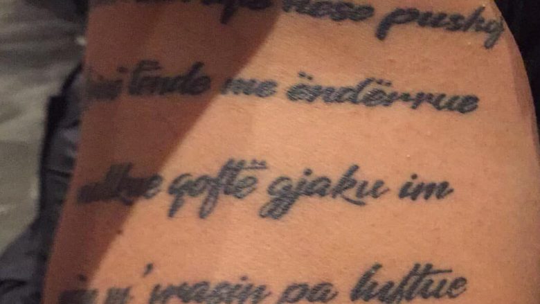 Për shkak të një tatuazhi i riu nga Gjilani mbeti jashtë FSK-së, kërkon që të largohet kjo ‘rregull’