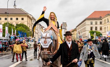 Rreth 700,000 njerëz morën pjesë në Oktoberfest të Gjermanisë në fundjavën e hapjes