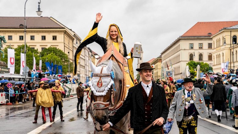 Rreth 700,000 njerëz morën pjesë në Oktoberfest të Gjermanisë në fundjavën e hapjes