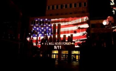 Objekti i Presidencës ndriçohet me ngjyrat e flamurit amerikan në nderim të viktimave të 11 shtatorit